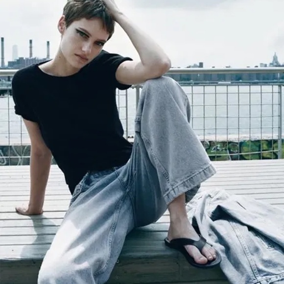 Zara mid rise baggy jeans with adjustable button belt loops.Light‎ Blue, size 4 - Picture 7 of 12